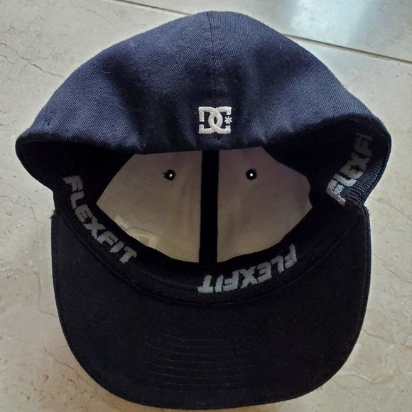 DC FLEXFIT BASEBALL HAT CAP S/M BLACK - Picture 2 of 4